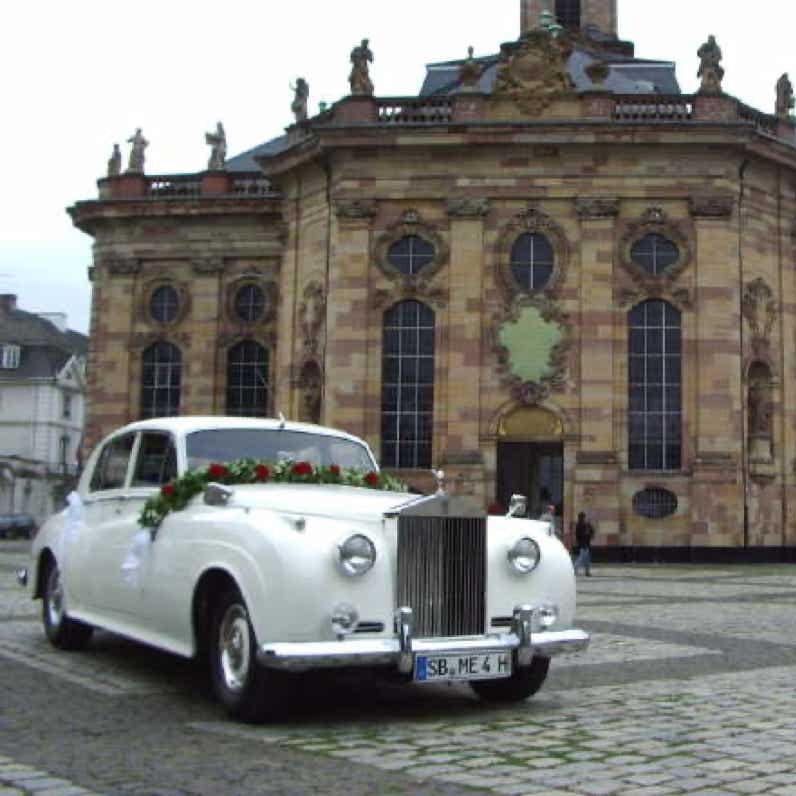 Rolls Royce Silver Cloud II vor Kirche in Saarbrücken